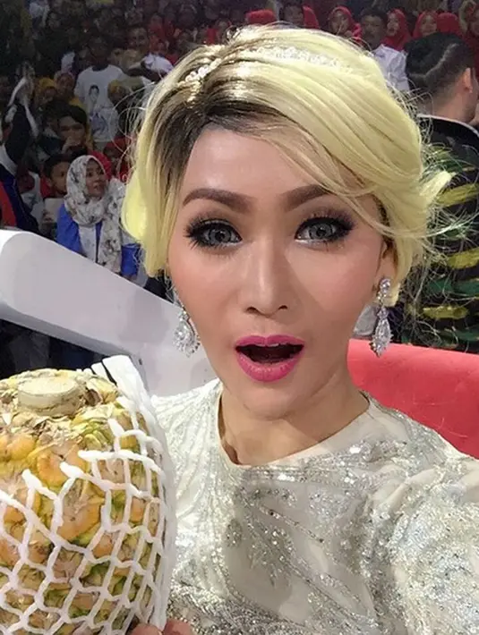 Ia juga meminta maaf lantaran tidak bisa melanjutkan acara yang disiarkan secara langsung oleh Indosiar tersebut. "Maafkan ya gak lanjut live indosiar wes gak tahan atitnyaaa nahan dr sore," tulis Inul. (Instagram/inul.d)