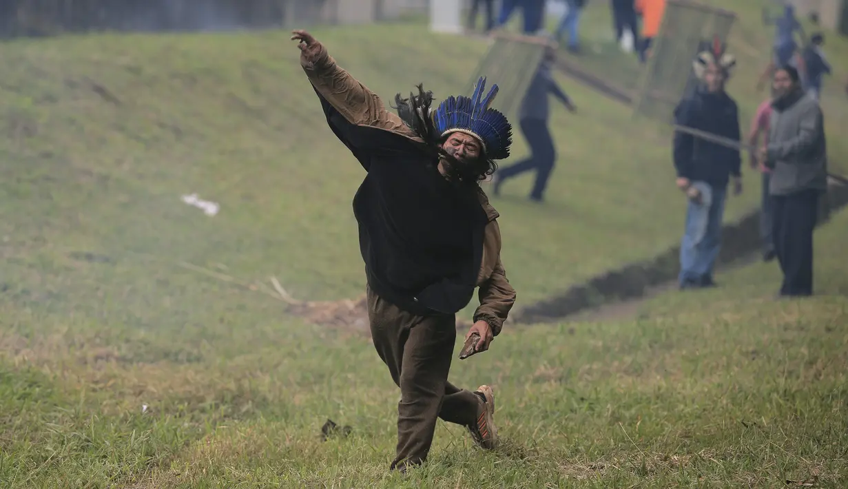 Sekitar 300 kelompok etnis yang berbeda tinggal di 730 wilayah yang mereka anggap sebagai tanah leluhur, terutama di hutan hujan Amazon. (AP Photo/Ettore Chiereguini)