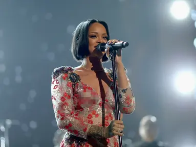 Penampilan Rihanna di atas panggung MusiCares 2016, demi menghormati musisi legendaris Lionel Richie, Los Angeles, 13 Februari 2016. RiRi tampil dalam balutan gaun transparan yang mengekspos lekuk tubuhnya. (Christopher Polk/Getty Images for NARAS/AFP)
