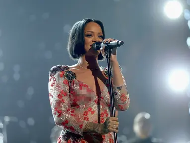 Penampilan Rihanna di atas panggung MusiCares 2016, demi menghormati musisi legendaris Lionel Richie, Los Angeles, 13 Februari 2016. RiRi tampil dalam balutan gaun transparan yang mengekspos lekuk tubuhnya. (Christopher Polk/Getty Images for NARAS/AFP)