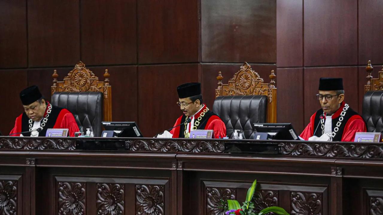 Suhartoyo memastikan pembentukan MKMK permanen akan dilakukan secepatnya. Dia tidak ingin niatnya mempermanenkan MKMK tertunda.<br>
