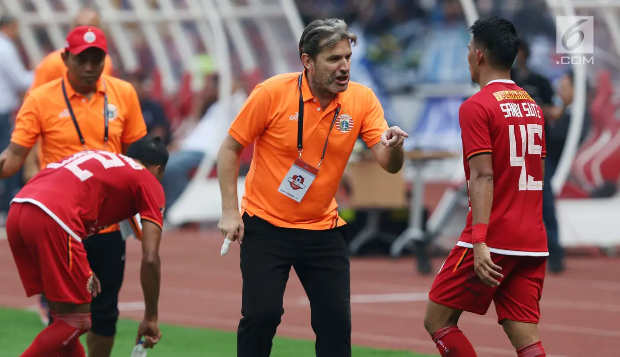 Pelatih Persija, Julio Banuelos memberi arahan pada pemainnya saat melawan pemain Arema FC pada lanjutan Shopee Liga 1 Indonesia 2019 di Stadion Gelora Bung Karno, Jakarta, Sabtu (3/8/2019). Laga berakhir imbang 2-2. (Liputan6.com/Helmi Fithriansyah)