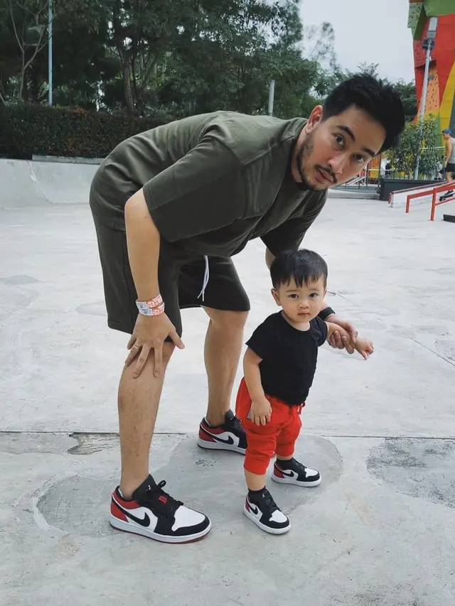 Potret Jeje Govinda dengan Zyan Anak Laki-lakinya