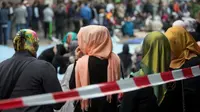 Sejumlah perempuan berjilbab saat menunggu pelaksanaan Salat Jumat di Skalitzer Strasse, Berlin (Reuters)