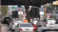 Sejumlah kendaraan mengantri di gerbang tol, Jakarta, Minggu (1/11/2015). Sebanyak 15 ruas tol mengalami kenaikan tarif per 1 November. (Liputan6.com/Angga Yuniar)