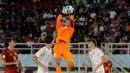 Kiper Timnas Uzbekistan U-17, Muhammadyusuf Sobirov, mengamankan bola tendangan pemain Spanyol U-17 dalam pertandingan babak penyisihan Grup B Piala Dunia U-17 di Stadion Manahan, Solo. Kamis (16/11/2023). (Bola.com/Arief Bagus)