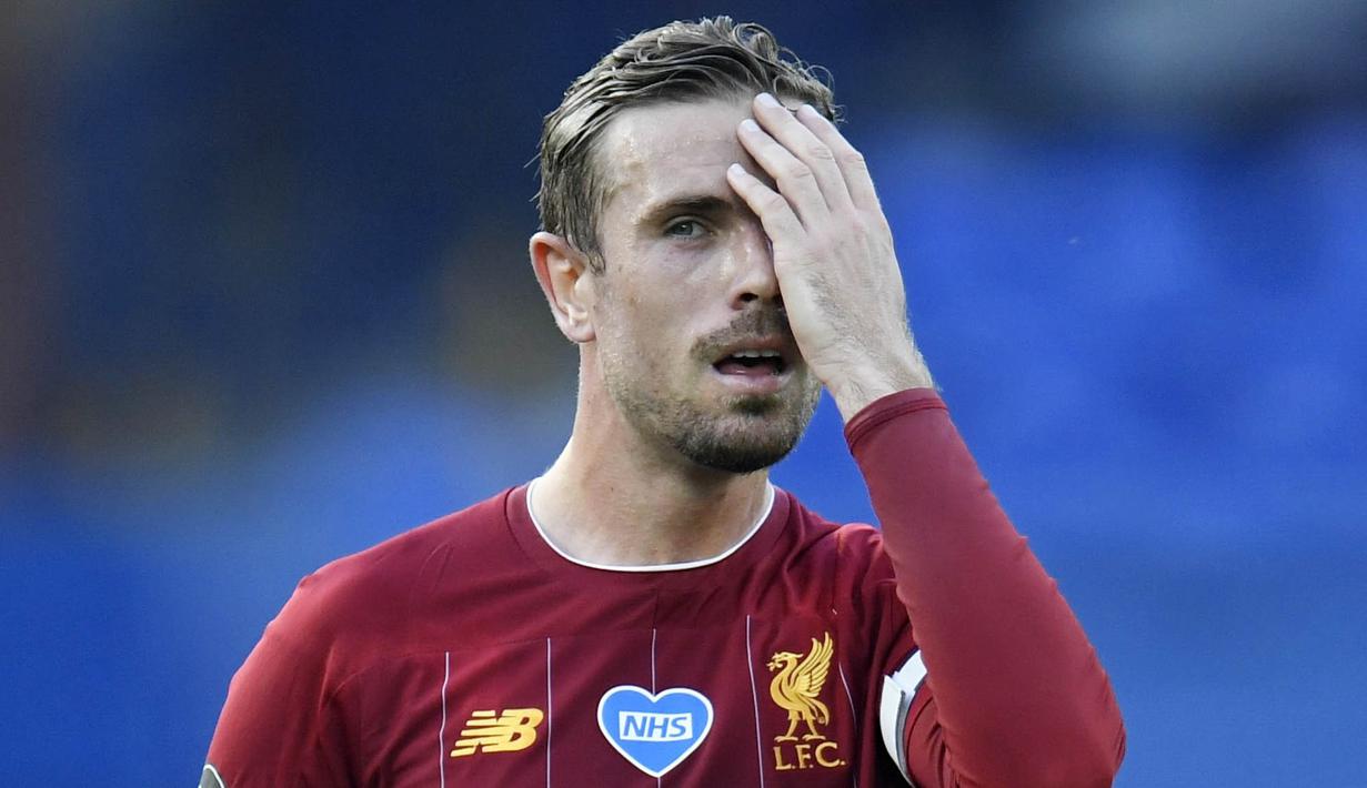 Kapten Liverpool, Jordan Henderson, tampak kecewa usai gagal mengalajkan Everton pada laga Premier League di Stadion Goodison Park, Minggu (21/6/2020). Laga Derbi Merseyside edisi ke-236 itu berakhir 0-0. (AP/Peter Powell)