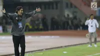 Pelatih PSMS, Stefano Cugurra memberi arahan pada timnya saat laga pertama semifinal Piala Presiden 2018 melawan PSMS di Stadion Manahan, Solo, Jawa Tengah, Sabtu (10/2). Persija menang 4-1. (Liputan6.com/Helmi Fithriansyah)