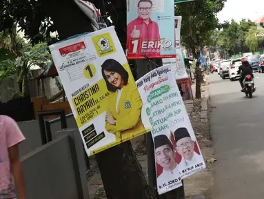 Sejumlah Alat Paraga Kampanye masih terlihat di pinggir Jalan Raya Pasar Minggu, Jakarta, Minggu (14/4). Memasuki masa tenang jelang pelaksanaan Pemilu 2019, sejumlah Alat Paraga Kampanye masih terlihat bertebaran di beberapa ruas jalan. (Liputan6.com/Helmi Fithriansyah)