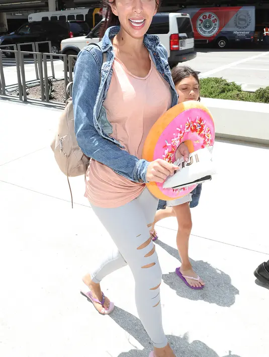 Farrah Abraham dan anaknya menggunakan sandal jepit saat di bandara. (BROADIMAGE/REX/Shutterstock/HollywoodLife)