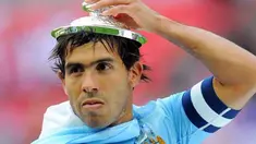 Striker Manchester City Carlos Tevez mengenakan tutup trofi FA Cup setelah The Citizens mengalahkan Stoke City 1-0 di partai final di Wembley Stadium, London, 14 Mei 2011.AFP PHOTO/ANDREW YATES