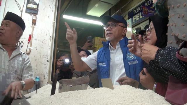 Menteri Perdagangan (Mendag) Zulkifli Hasan dalam kunjungan kerja ke Pasar Kembang Kota Bogor, Jumat (23/12/2022). Mendag mengatakan bahwa kedelai impor akan masuk ke Indonesia pada Januari 2023.
