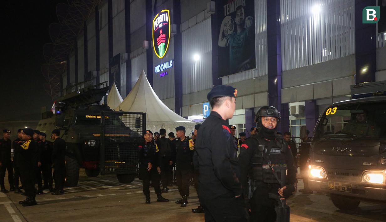 <p>Sejumlah anggota kepolisian berjaga setelah laga lanjutan BRI Liga 1 2022/2023 antara Persita Tangerang melawan Persija Jakarta di Stadion Indomilk Arena, Tangerang, Selasa (28/03/2023). (Bola.com/Bagaskara Lazuardi)</p>