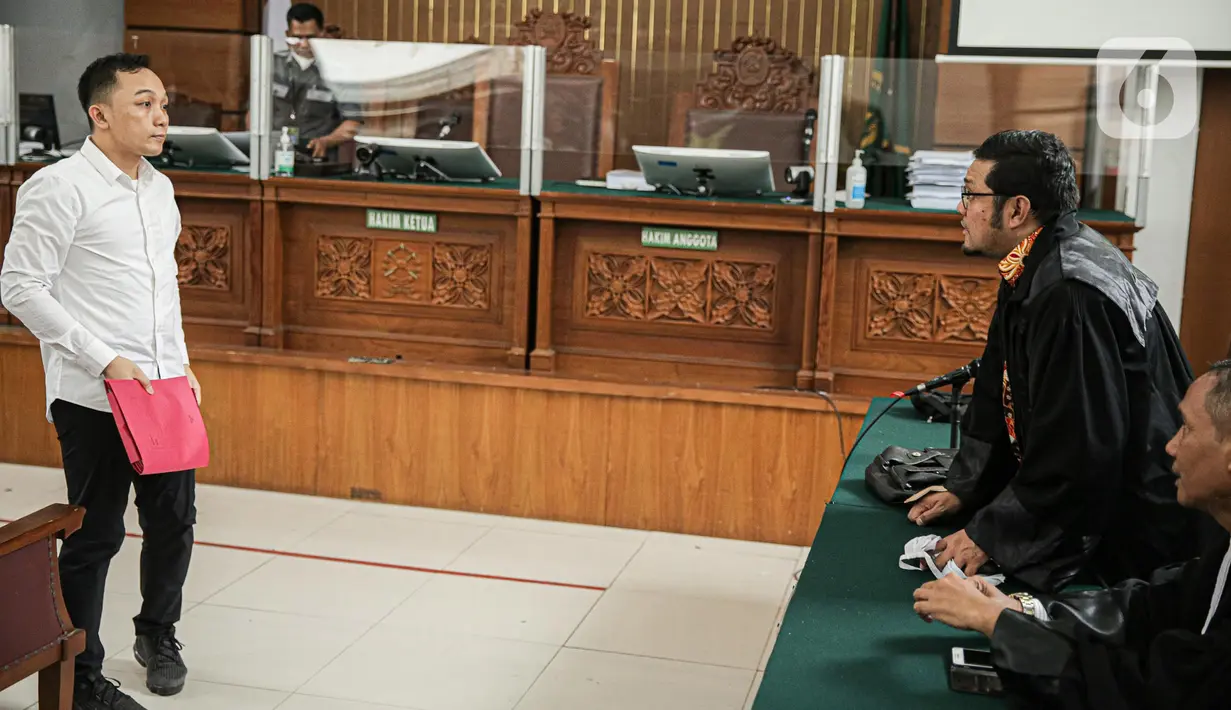 Ricky Rizal berbincang dengan kuasa hukumnya usai sidang lanjutan kasus pembunuhan berencana Brigadir Yosua di PN Jakarta Selatan, Jakarta, Selasa (24/1/2023). "Sesuatu yang sangat (saya) sesali, yang seharusnya saya sampaikan dari awal dilakukan pemeriksaan oleh penyidik kepada saya," ucap Ricky RIzal. (Liputan6.com/Faizal Fanani)
