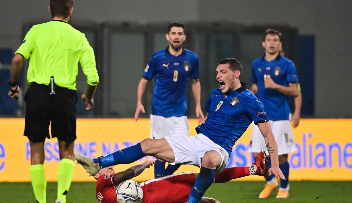 Gelandang Polandia, Jacek Goralski (bawah), menjatuhkan striker Italia, Andrea Belotti dalam laga UEFA Nations League Grup A1 di Stadion Mapei, Italia, Senin (16/11/2020) dini hari WIB. Polandia kalah 0-2 dari Italia. (AFP/Miguel Medina)
