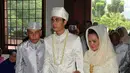Rizky Kinos menghadiri akad nikah dengan didampingi keluarganya. Prosesi akad dilangsungkan dalam nuansa adat, Kinos tampil menawan dengan busana adat Bugis.  (Deki Prayoga/Bintang.com)