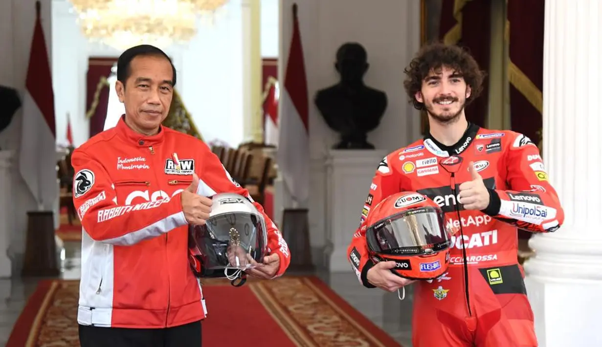 Presiden Joko Widodo berfoto bersama pembalap Ducati Lenovo, Francesco Bagnaia di Istana Merdeka, Jakarta, Rabu (16/3/2022). Hari ini, Jokowi menerima sejumlah pembalap MotoGP yang sebagian besar merupakan rider yang akan tampil pada MotoGP Mandalika, 18-20 Maret 2022.. (Lukas - Biro Pers/Setpres)