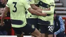 <p>Gelandang Manchester City, Bernardo Silva berselebrasi dengan rekan setimnya usai mencetak gol ke gawang Nottingham Forest selama pertandingan Liga Premier Inggris di Stadion City Ground, Nottingham, Inggris, Sabtu (18/2/2023). Man City kini duduk di urutan kedua via catatan 52 angka, tertinggal dari Arsenal yang berada di puncak klasemen dengan 54 poin. (AP Photo/Rui Vieira)</p>