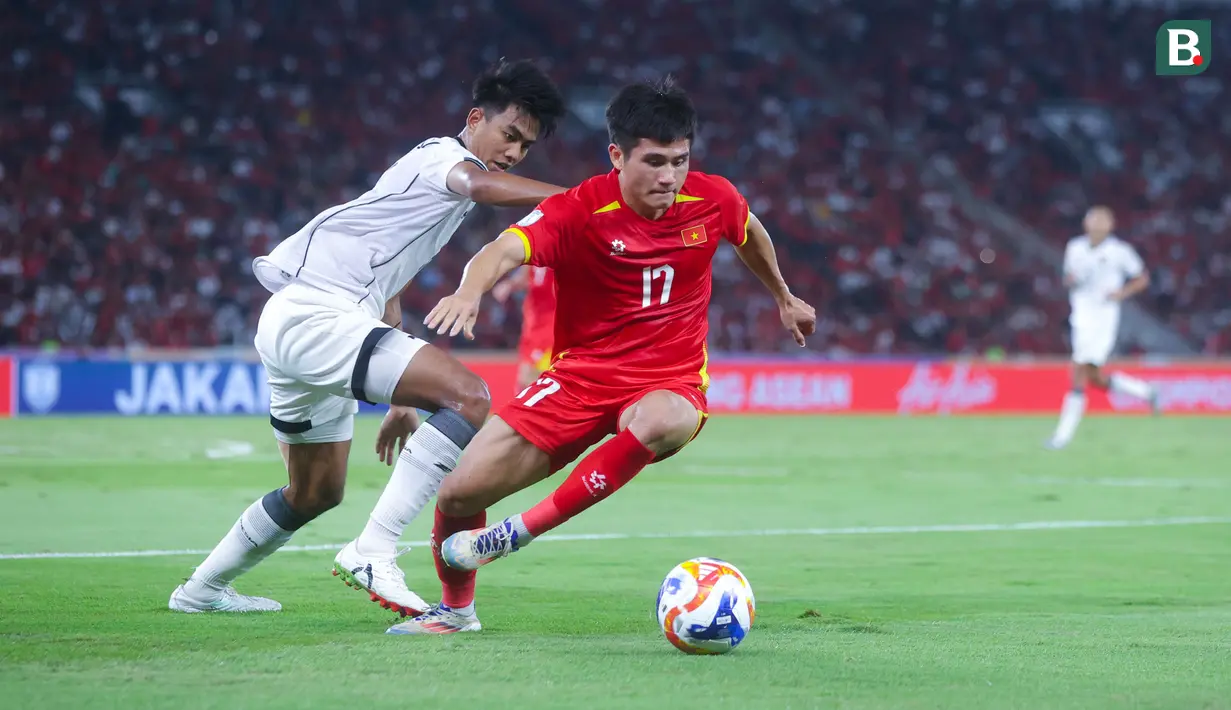 Pemain Timnas Indonesia U-23, Kakang Rudianto, berebut bola dengan pemain Vietnam, Phi Hoang Nguyen, pada laga final Piala AFF U-23 2025 di Stadion Utama Gelora Bung Karno (SUGBK), Jakarta, Selasa (29/7/2025) malam WIB. (Bola.com/M Iqbal Ichsan)