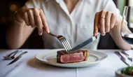 Cara Makan Steak dengan Garpu dan Pisau yang Benar ala Gaya Amerika dan Eropa