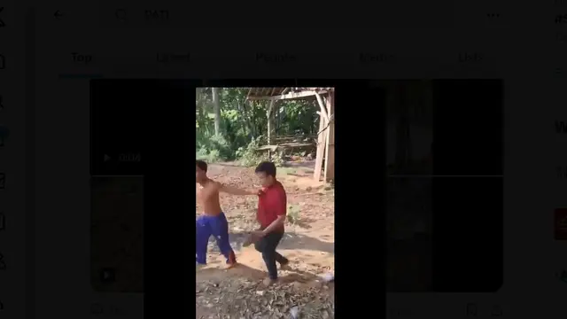 Sejumlah warga mengamuk main hakim sendiri mengira ada maling mobil terjadi di kampungnya di Kabupaten Pati, Jawa Tengah.
