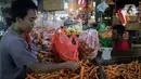 Pembeli memilih sayuran wortel di Pasar Tradisional Senen, Jakarta, Rabu (8/1/2020). Gubernur DKI Jakarta Anies Baswedan mengeluarkan pergub tentang larangan kantong plastik sekali pakai di mal, swalayan, hingga pasar. Larangan ini efektif berlaku mulai Juli 2020. (Liputan6.com/Faizal Fanani)