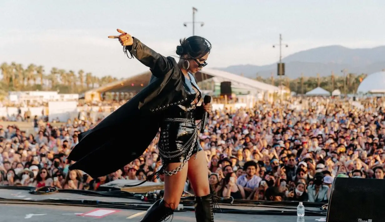 Niki saat tampil di panggung Festival Musik Coachella. Penyanyi sekaligus penulis lagu ‘High School in Jakarta’ ini akan tampil bersama musisi lainnya di Festival Musik Head In The Clouds Jakarta 2022. (Instagram/@nikizefanya)