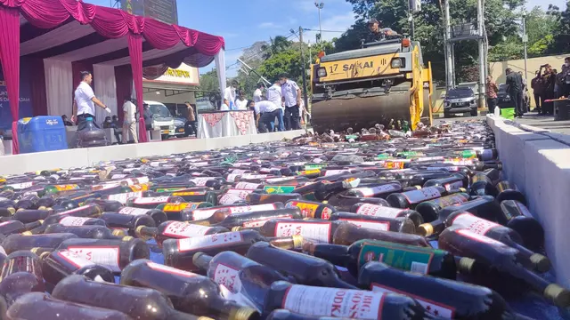 Ribuan Botol Miras dan Puluhan Kilogram Narkotika Dimusnahkan