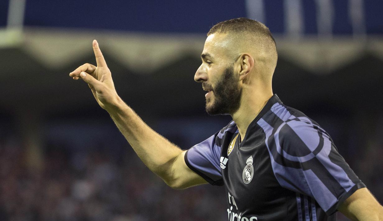 Pemain Real Madrid, Karim Benzema saat merayakan golnya ke gawang Celta Vigo  pada lanjutan La Liga di Balaidos stadium, Vigo, Rabu (17/5/2017). Madrid menang 4-1. (AP/Lalo R. Villa)