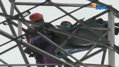 Agustinus mengaku akan bertahan di puncak menara sutet sampai staf kepresidenan, anggota Komnas HAM, dan kuasa hukumnya datang ke lokasi. 