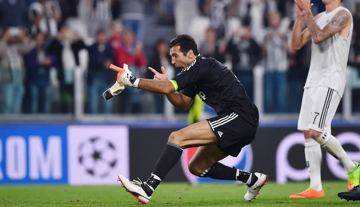 Gaya kiper Juventus, Gianluigi Buffon saat merayakan kemenangan timnya atas Olympiakos  pada laga grup D Liga Champions di Allianz stadium, Turin, (27/9/2017). Juventus menang 2-0. (AFP/Marco Bertorello)
