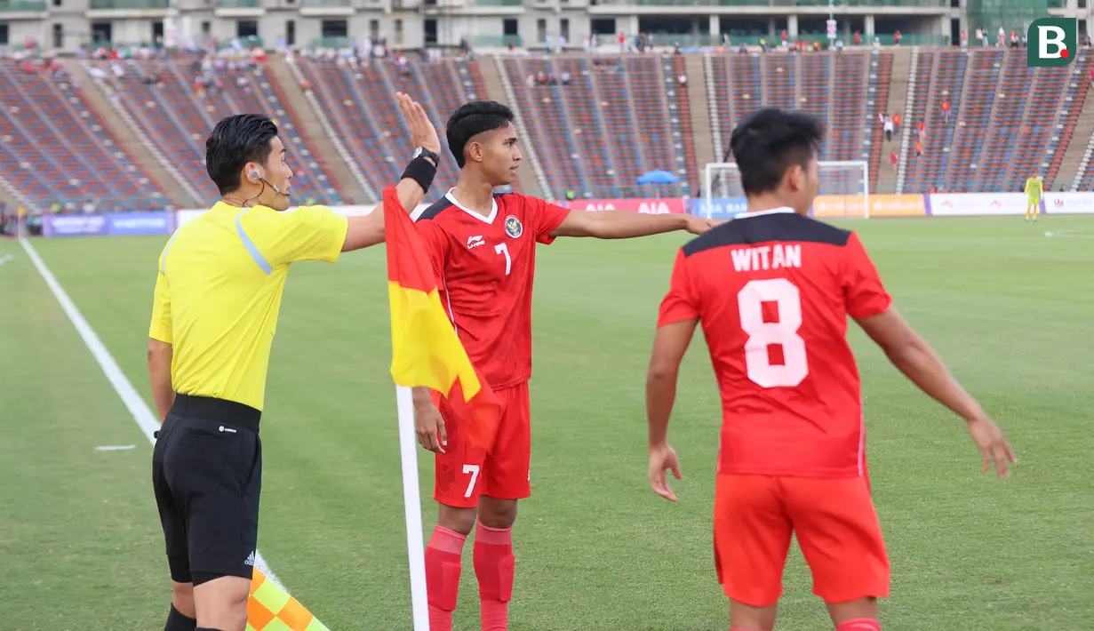 <p>Gelandang Timnas Indonesia U-22, Marselino Ferdinan (tengah) memberi instruksi kepada rekan-rekannya saat menghadapi Vietnam pada laga semifinal cabor sepak bola SEA Games 2023 di Olympic National Stadium, Phnom Penh, Kamboja, Sabtu (13/5/2023). (Bola.com/Abdul Aziz)</p>