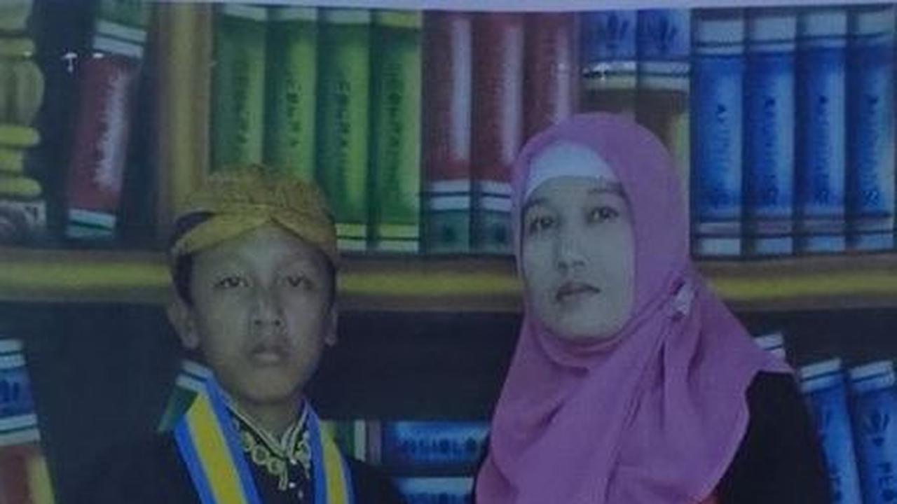 Semua ini berawal dari ucapan sang ibu yang menyerahkan sepenuhnya masa depan anaknya pada anak itu sendiri. Mau jadi apapun boleh, asalkan anaknya suka.