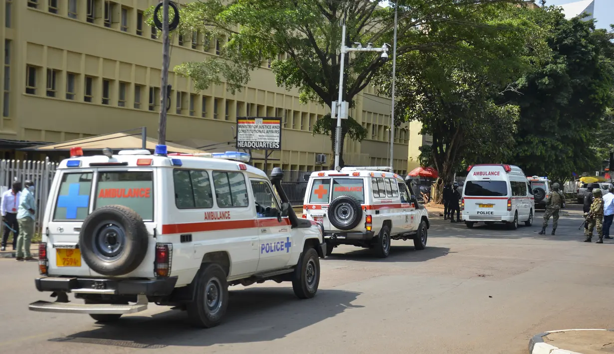 Ambulans menunggu untuk mengevakuasi korban luka di dekat lokasi ledakan di jalan dekat gedung parlemen di Kampala, Uganda (16/11/2021).  (AP Photo/Ronald Kabuubi)