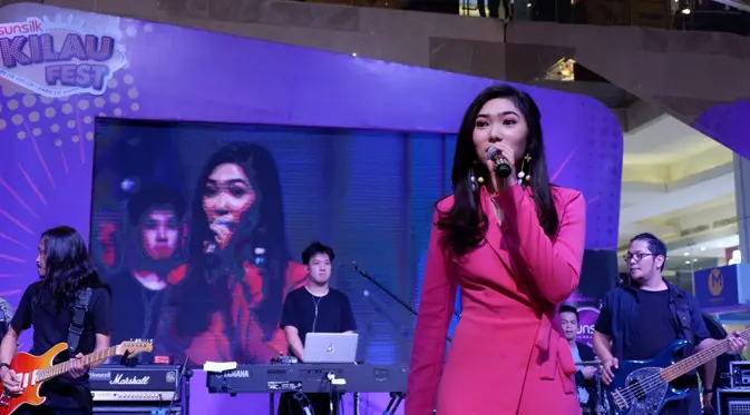 Isyana Sarasvati di Sunsilk Kilau Fest 2017