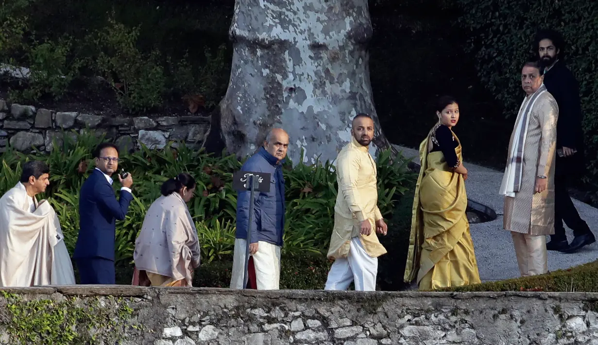 Prakash Padukone (kiri) menyambut para tamu yang menghadiri pernikahan putrinya yang juga aktris Bollywood, Deepika Padukone dan Ranveer Singh di sebuah vila sekitar Danau Como, Italia, Rabu (14/11). (AP/Luca Bruno)