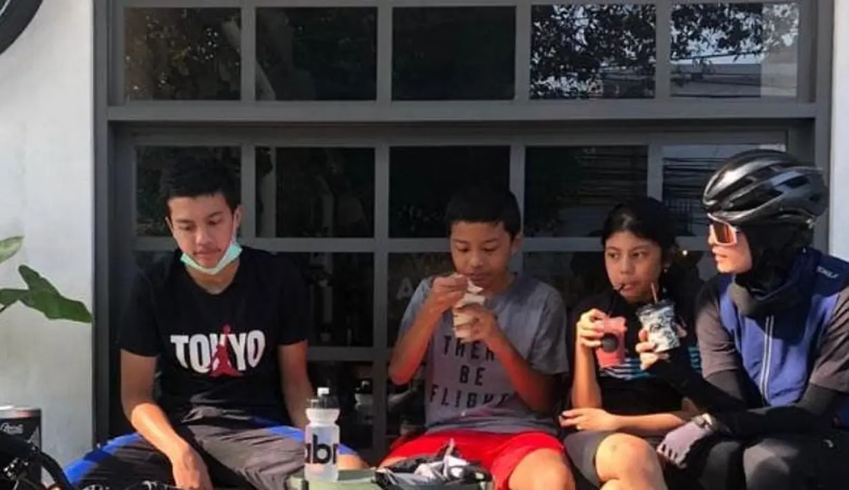 Arzeti Bilbina dan Anak-anaknya (Instagram/arzetibi)