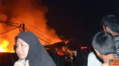 Citizen6, Samarinda: kebakaran yang terjadi pada pukul 00.00 WITA, dipicu dari  gas yang meledak. (Pengirim: Achmad Hidayat)