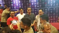 Presiden Jokowi dan anak sulungnya Gibran Rakabuming Raka mengunjungi Jakarta Sneakers Day pada Sabtu (3/3/2018) di Senayan City, Jakarta. (Liputan6.com/Aditya Eka Prawira)