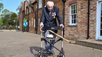 Veteran Perang Dunia II Kapten Tom Moore (99) berjalan di kebunnya di Marston Moretaine, London, 16 April 2020. Moore mengumpulkan donasi lebih dari 16 juta dolar untuk National Health Service (NHS) dengan berjalan 100 kali bolak-balik jarak 25 meter di taman belakang rumahnya. (Justin TALLIS/AFP)