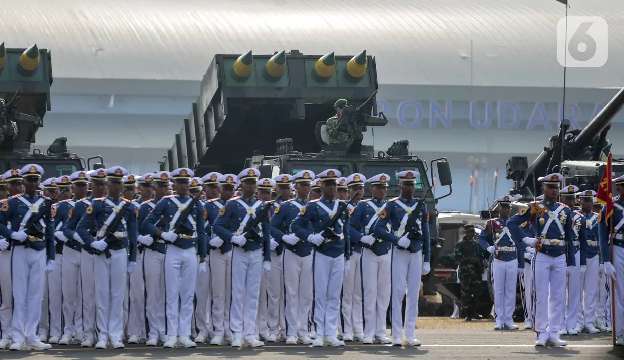 Personel TNI mengikuti upacara saat gladi bersih HUT ke-74 TNI di Lanud Halim Perdanakusuma, Jakarta, Kamis (3/10/2019). Dalam keterangan resmi TNI, jumlah pasukan parade HUT TNI mencapai 6.806 personel. (Liputan6.com/Faizal Fanani)
