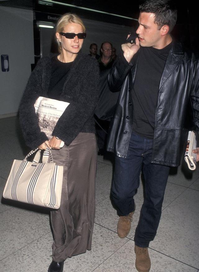 Gwyneth Paltrow membawa tas klasik Sam Bag/copyright: people magazine online