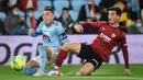 Pemain Celta Vigo Iago Aspas (kiri) menendang bola di sebelah pemain Valencia Hugo Guillamon pada pertandingan Liga Spanyol di Stadion Balaidos, Vigo, Spanyol, 5 Desember 2021. Valencia menang 2-1. (MIGUEL RIOPA/AFP)