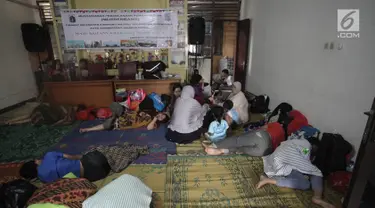 Warga yang rumahnya terendam banjir mengungsi di Kelurahan Kampung Melayu, Jatinegara, Jakarta Timur, Rabu (7/2). Puluhan KK mengungsi di tempat tersebut. (Liputan6.com/Arya Manggala)