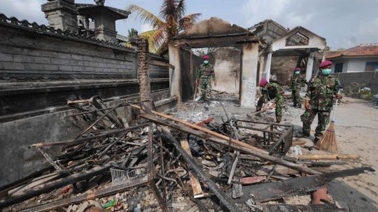 TNI bersihkan puing-puing pasca bentrokan Lampung Selatan