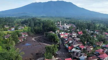 Foto udara menunjukkan kerusakan di sebuah desa yang terkena dampak banjir bandang di Tanah Datar, Sumatera Barat, Indonesia, Senin, 13 Mei 2024. (AP Photo/Ali Nayaka)