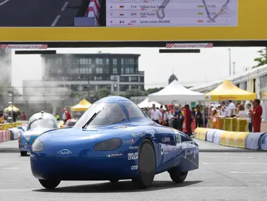 Mobil hemat energi dari tim La joliverie Polytech Nantes melaju di arena balap saat final European Drivers World Championship Shell Make the Future Live di London (28/5). (Bob Martin / Shell via AP Images)