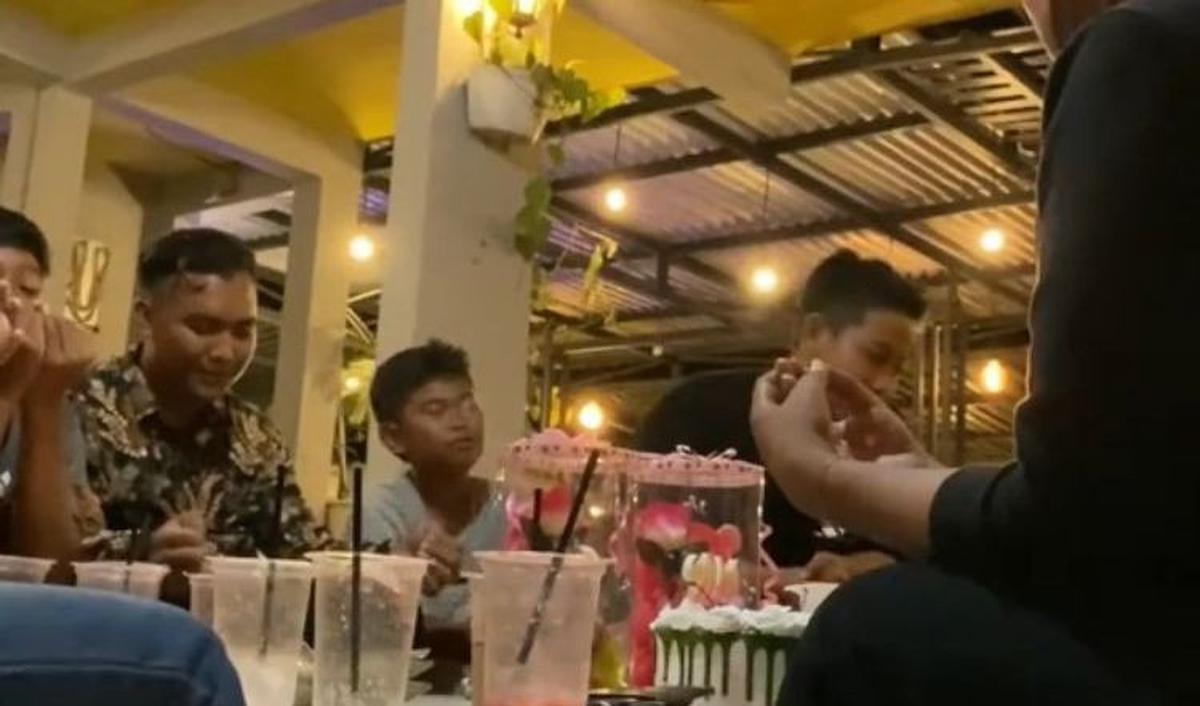 Duduk dan Makan-makan