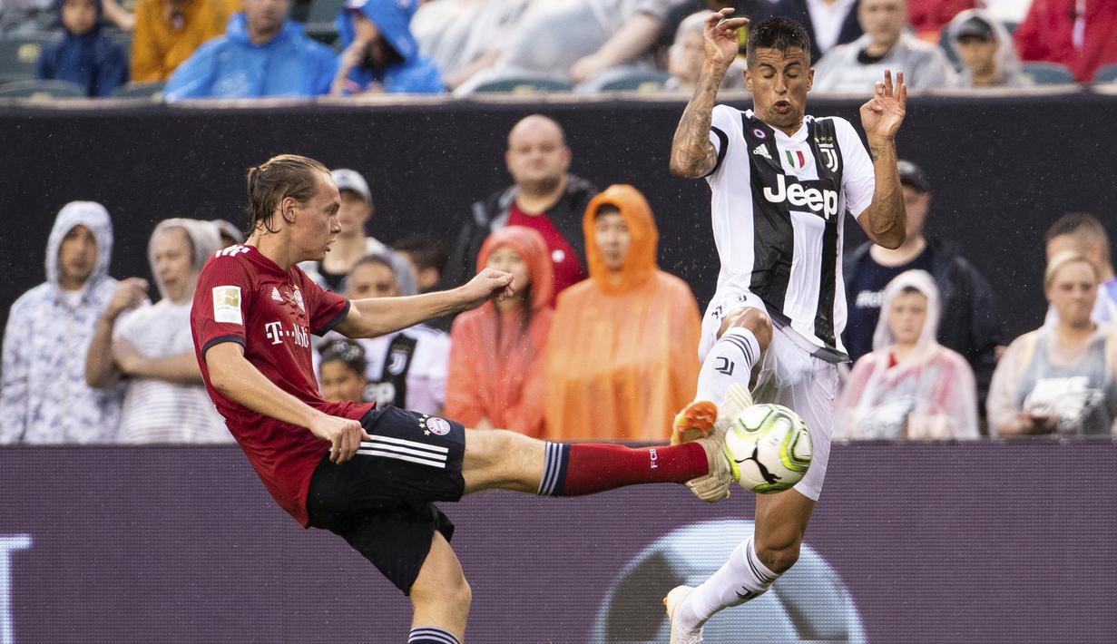 Pemain Juventus, Joao Cancelo (kanan) menutup peluang tembak pemain Bayern Munchen, Ryan Johansson (kiri) pada laga International Champions Cup 2018 di Lincoln Financial Field, Philadelphia, (25/7/2018). Juventus menang 2-0.  (AP/Chris Szagola)