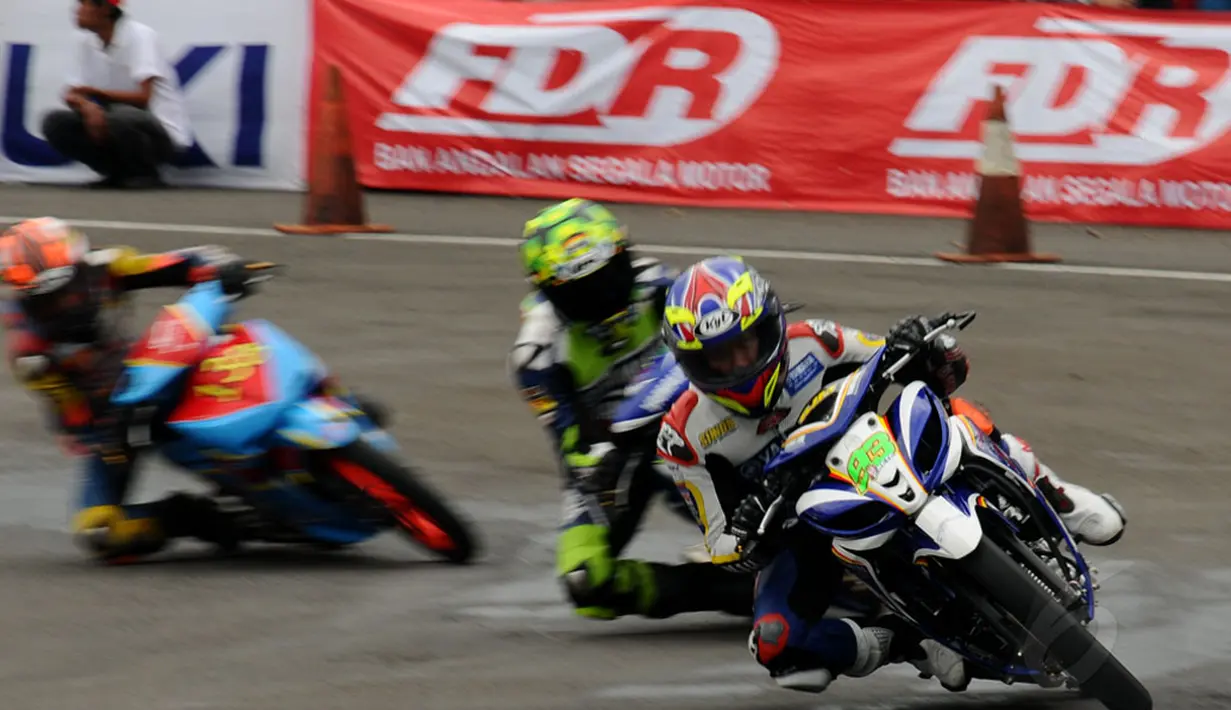 Fitriansyah Kete (depan) tampil gemilang diputaran kedua IP 125 cc seri 1 Indoprix 2014 yang digelar di SIKC, Bogor, (27/4/2014). (Liputan6.com/Helmi Fithriansyah)
